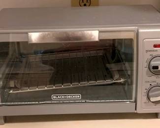 233 Black & Decker Toaster Oven - 15 x 9 x 9 You are buying a used as-is electric/electronic item. We do not guarantee all components are present and if it is not expressly stated, it is untested.