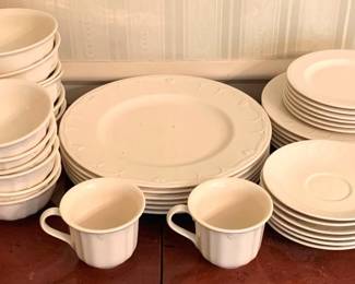 37 38 Piece Set Lenox "Casual Elegance" China