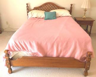 167 Thomasville Full Size Bed & Bedding 54" x 82" x 46"