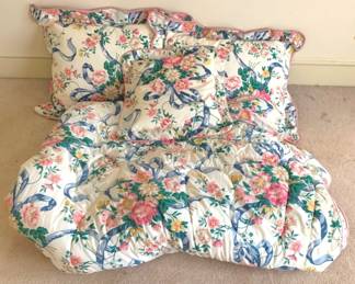 147 Pillows & Comforter Set (Queen & 3 Pillows)