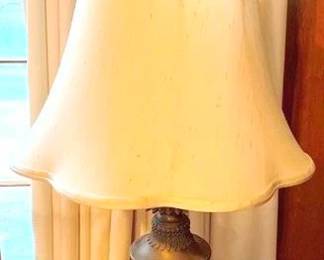 212 Lamp - 32" tall You are buying a used as-is electric/electronic item. We do not guarantee all components are present and if it is not expressly stated, it is untested.