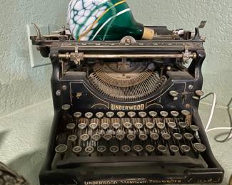 Underwood No. 5 Vintage Typewriter, made from 1901-1932, Considered the first widely successful typewriter, showing signs of wear consistent with age