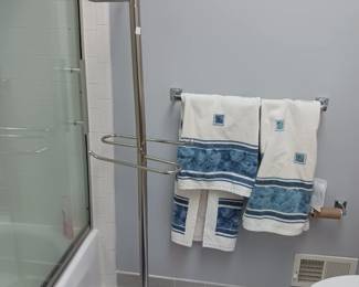 Bathroom towel rack