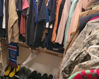 Men and women's clothing, shoes, sandals, boots, handbags, army desert uniforms 