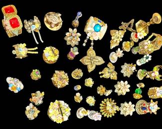 Gold Toned Pieces Trinkets