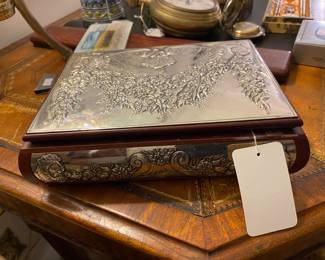 Sterling silver Valori velvet lined box. 