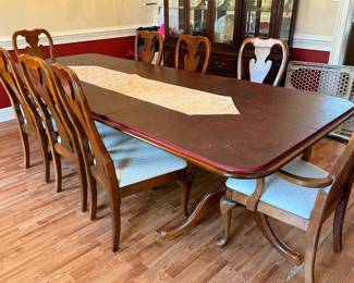 Formal Dining Room Table with 8 Chairs & 2 Leaves. Excellent Condition & Excellent Price 
