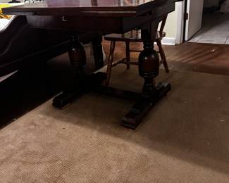 Expandable pub table