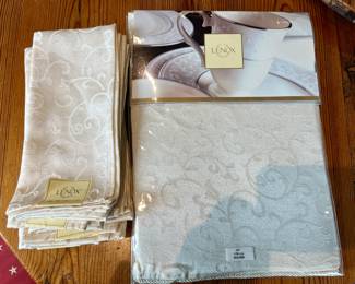 New Lenox tablecloth and napkins