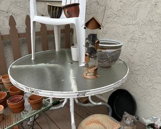 Patio table meeds painting but super sturdy 42” diameter