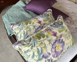C45 - $25. Queen Linen Set. 3 Throw Pillows. 2 Regular Pillows. Blue Blanket. 