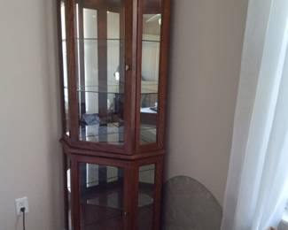 Lighted display cabinet
