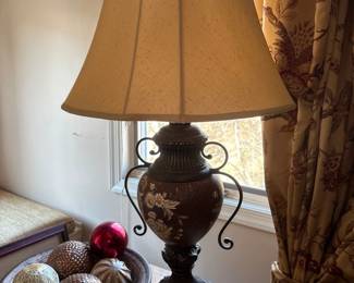 Traditional Urn Design Table Lamp 
