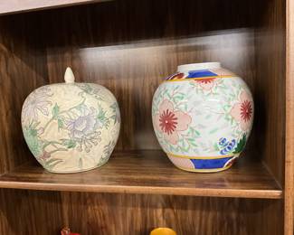 WBI Chinese Ginger Jar/Urn - Floral Chinese Style Vase