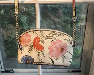 Kate Spade
Prices not available before the sale