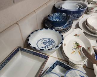 Various Kitchenware including vintage Pyrex