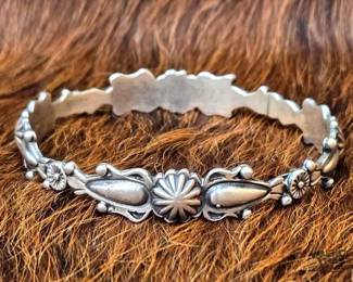 1162 Native American Stackable Sterling Silver Bangle, 22.87g
