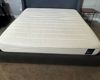 Room and Board King bed w/mattress 