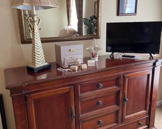 Dresser & mirrror