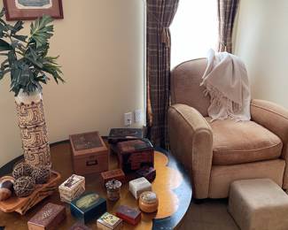 Vintage round coffee/cocktail table