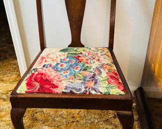 Single queen, Anne style dining chair