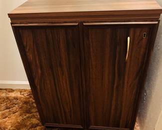 Sewing machine cabinet