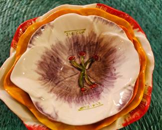 Flower shape measuring cups