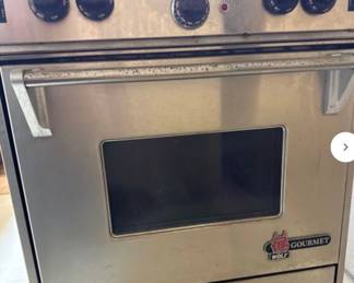 Wolf Gourmet Range.  Unknown if working.