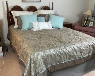 Vintage ThreePiece Bedroom W Queen Mattress Set  Bedding 