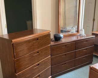 Matching Dresser And Chest Of Drawers 