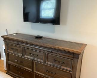 Dresser , smart TV