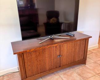 Leopold Stickley entertainment center. #32 from 2009. High quality piece. Features a power outlet inside the middle of the piece too. 