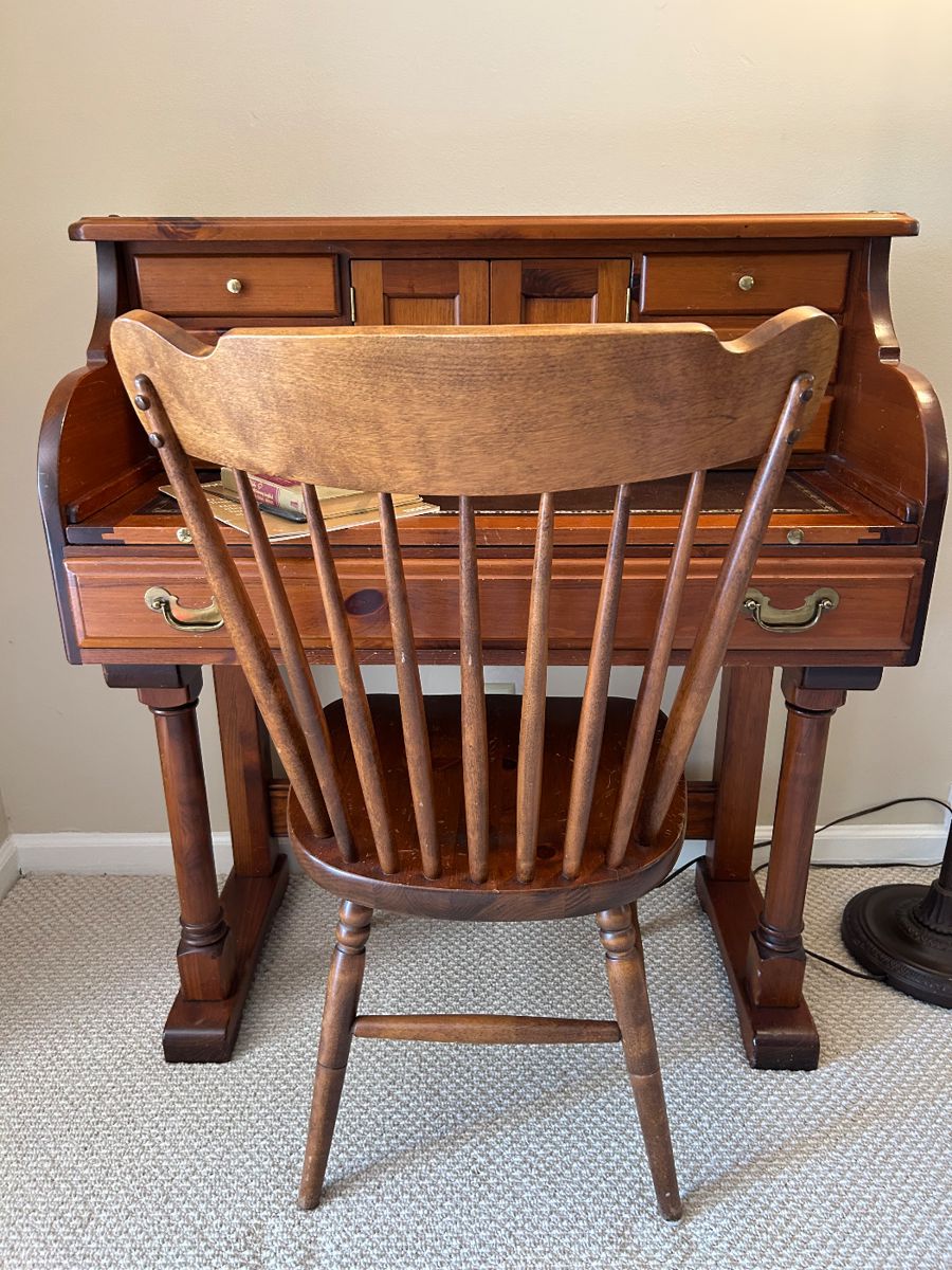 Wooden desk and chair
Excellent condition 