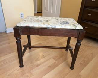 Small piano bench
22X14X18