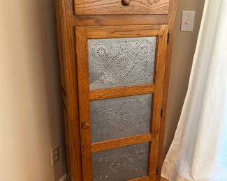 Wooden pie safe
Great condition 