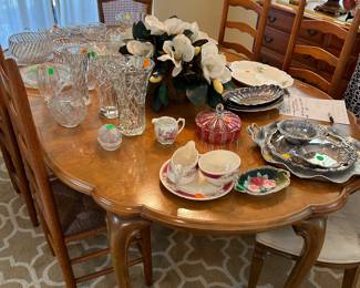 Antique wooden dining room table with 2 leaves
Excellent condition
