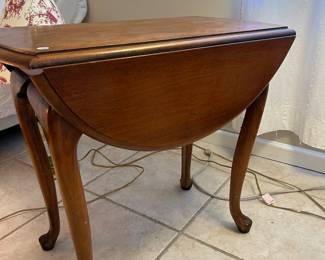 Small drop leaf table
26X16X25