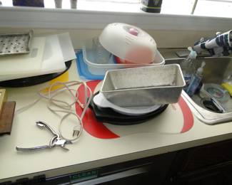 More assorted kitchen items