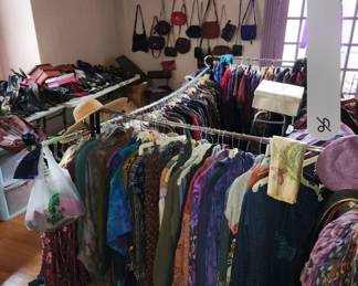 940+ pieces Vintage womens clothing, all half price