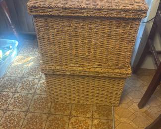 2 woven baskets lids