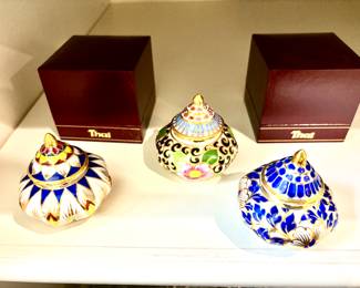 Small porcelain trinket boxes
