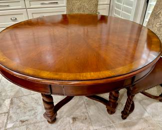 Cherry top can extend to 82" round