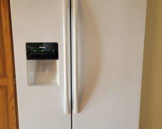 EXTREMELY CLEAN AND GOOD WORKING ORDER INCLUDING WATER AND ICE - AMANA SIDE BY SIDE $175...10YRS OLD