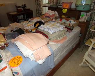 Nice vintage Bed Set - Linens - Spreads - Decor Items