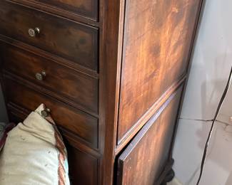 Pair of gentleman chest with side door