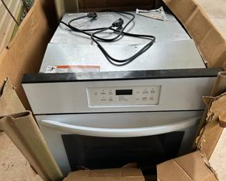 Frigidaire Oven new in box . 200.00