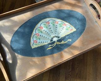 Tray with embroidery in glass