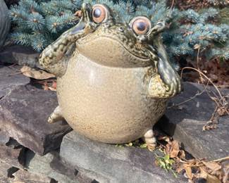 Frog lawn decor