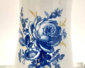 LOT 94 Register: www.woodardlipe.com MEISSEN BLUE FLOWERS AND INSECT PORCELAIN BLUE AND WHITE VASE WITH GOLD TRIM Diameter 3 in, height 6 in. White porcelain German Meissen porcelain vase with blue flowers and insects interspersed with gold accents and gold trim on the lip and base. Stamped with crossed sword logo on the bottom.