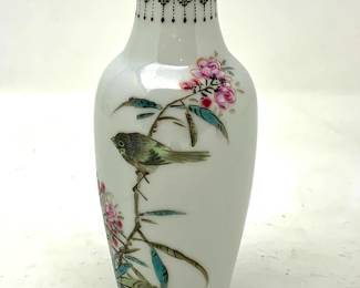 LOT 65 Register: www.woodardlipe.com CHIA-CHING DYNASTY (1796-1821) EGGSHELL PORCELAIN VASE WITH BIRD MOTIF AND CHIEN-LUNG MARK Diameter 2.25 in, height 5.5 in. Delicately painted porcelain vase with bird on branch, the vase has the Chien-lung mark on the bottom and comes with a Certificate of Authenticity.